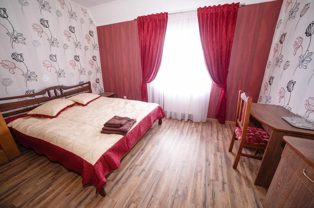 Corner House Hotel Lutsk Exterior photo